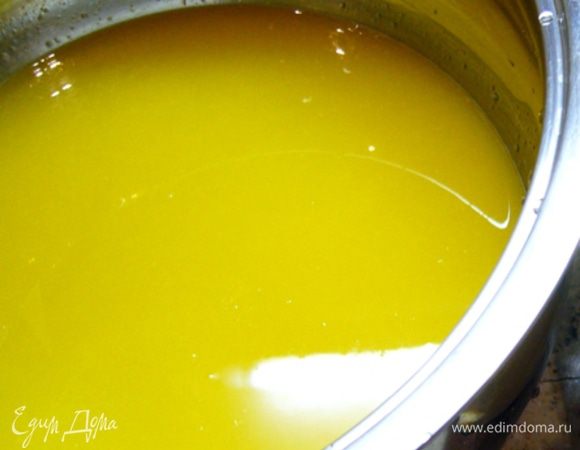 Перелить сок в небольшой сотейник с толстым дном, довести до кипения, тонкой струйкой ввести семолину, помешивать постоянно! Через минуту готова манная каша. Даем ей остыть.