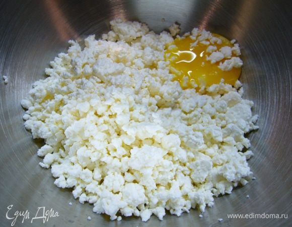 Яйца разделяем на желтки и белки.
Творог взбиваем с двумя желтками и сахаром.
