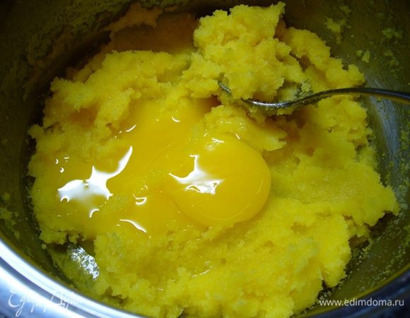 В остывшую кашу вводим остальные два желтка, перемешиваем.