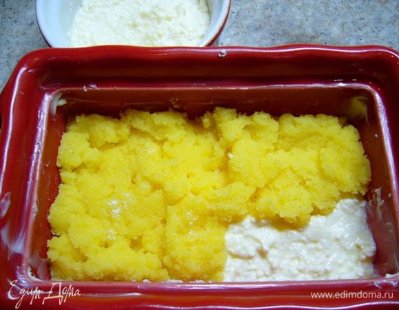 Форму смазать сливочным маслом, выложить первым слоем творожную массу, на нее – слой манки.
Духовка разогрета до 190 град.
Запекаем 15-20 мин.
