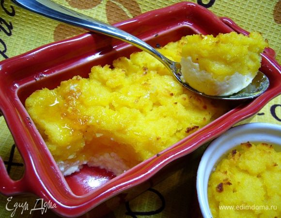 Подаем с апельсиновым джемом!
Еще как вариант – взбить белки с сахарной пудрой, распределить поверх слоя манки, запечь.
Запеканка будет с хрустящей корочкой из безе! 
