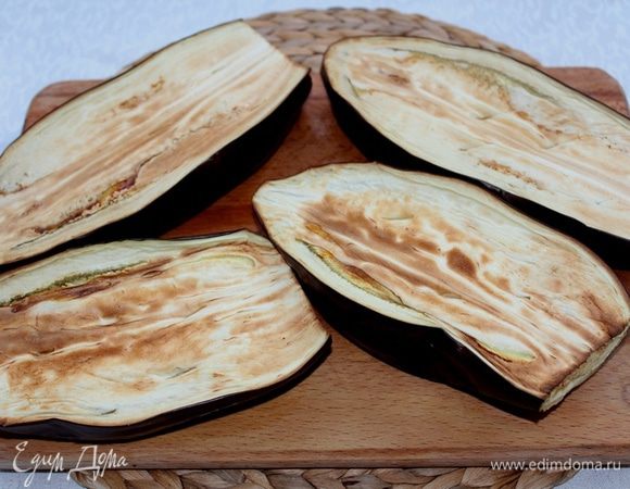 Если у вас небольшие баклажаны, то нужно проткнуть их вилкой в нескольких местах и запечь 15-20 мин до мягкости, подложив овощи на фольгу. У меня баклажаны были большие, я разрезала их вдоль и запекла с двух сторон мин 30.