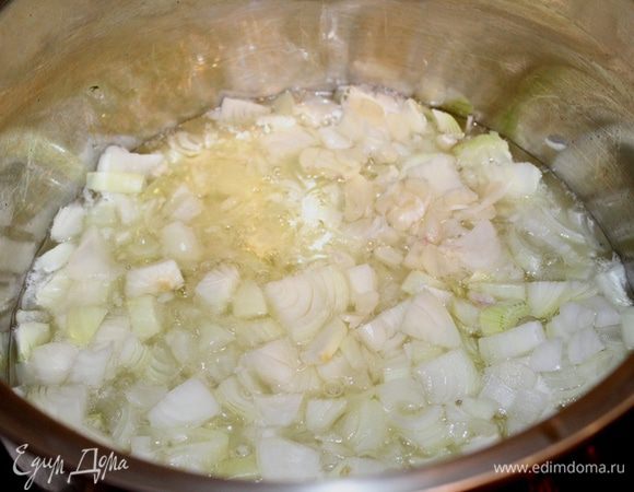 В большую кастрюлю с толстым дном налить масло. Обжарить лук и чеснок до прозрачности.