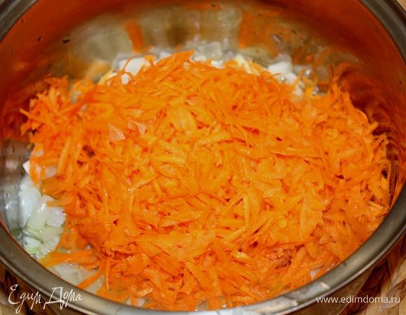 Добавить натертую морковь, обжарить с луком.