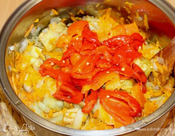 Туда же отправить очищенные и порезанные перцы.