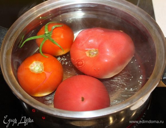 На помидорах ножом сделать крестообразные надрезы у основания, отварить 3-5 минут, снять кожицу, прокрутить в блендере.