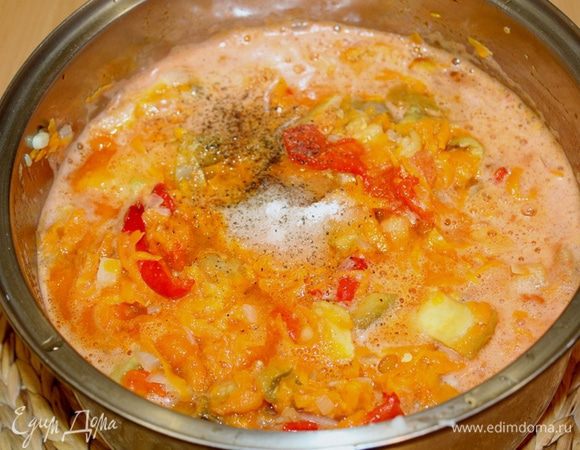 Как только овощная смесь закипит, убавить огонь, посолить, поперчить. Добавить сахар и 6% уксус. Тушить примерно 30 минут. Соли у меня ушло чуть больше столовой ложки, поэтому советую на этом этапе все попробовать.