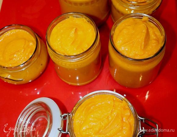 Снова поставить на плиту и на медленном огне готовить ещё 5-10 минут, постоянно помешивая. Остудить икру. Разложить по банкам и убрать в холодильник. Если вы хотите оставить икру на зиму, то банки простерилизовать 15 мин.
