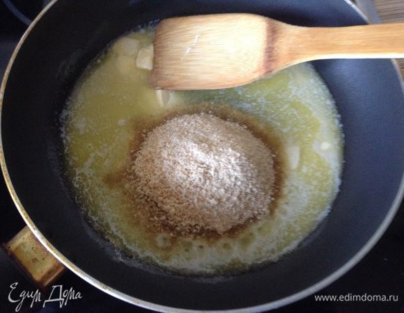 Начинка: растопить масло и слегка поджарить сухари.