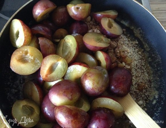 Добавить сливы, сахар, изюм, корицу, орехи.