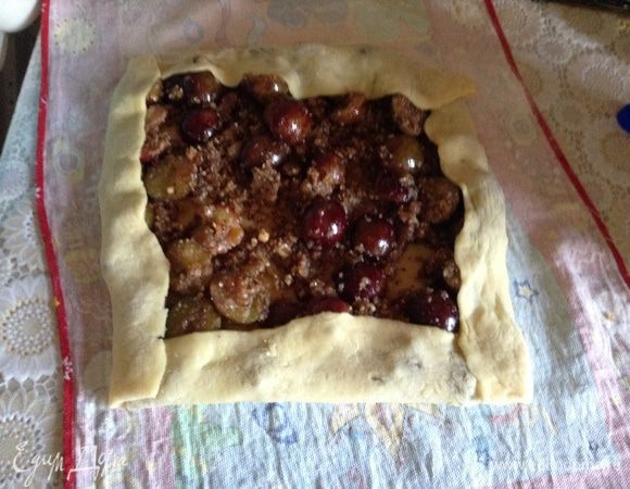 Выложить начинку на тесто, немного подвернуть края.