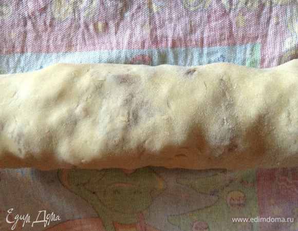 С помощью полотенца свернуть рулет.