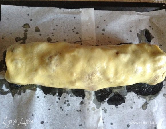 Также с помощью полотенца перенести на противень, обильно смазать растопленным маслом, накрыть фольгой и поставить на 15 минут в духовку при 200С. Достать, снять фольгу, обильно смазать сливками и поставить еще на 25-30 минут.