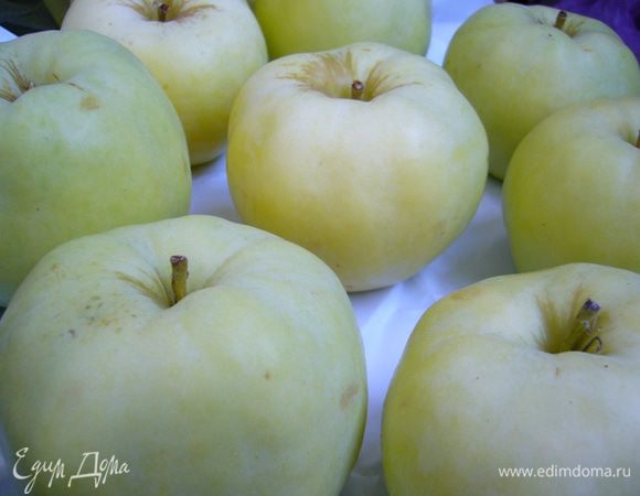 Для мочения лучше взять антоновку. Еще подойдут яблоки сорта титовка, анис, осеннее полосатое.
Плоды должны быть без изъянов: никаких побитостей, чревоточин, темных пятен!
Несколько дней яблоки выдерживаем на холоде (у меня лежали 5 дней на балконе). Соприкасаться друг с другом яблочки не должны.
