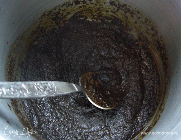 Ингредиенты для рассола я дала в расчете на 1 литр воды, но лучше рассол готовить с запасом, яблоки вберут в себя часть жидкости, дня через два ее придется доливать.
Конечно, раньше яблочки в больших кадках мочили.
Но в условиях городской квартиры я обошлась двумя трехлитровыми банками.
У меня дана заливка на 1 литр воды. Лучше приготовить на 1,5 – 2 л, чтобы был запас. Просто пропорционально увеличиваем количество ингредиентов.
Это – заливка № 1.
Ржаной солод (именно 60 мл, не грамм) залить 100 мл кипятка, тщательно размешать.
Затем долить остальную воду, добавить соль, горчицу, кипятить 15 мин.
Охладить.
Яблоки сложить в банку, залить рассолом.
Оставшийся рассол убрать в холодильник и при необходимости добавлять в банку с яблоками.
