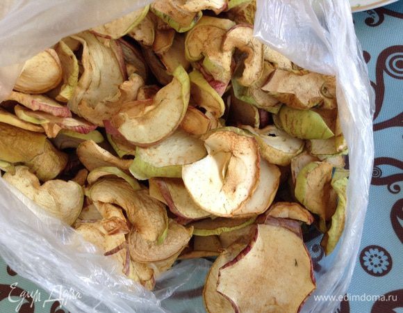 В чайник положить яблоки.