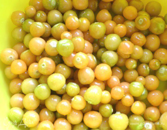 Потом начинается самый трудоемкий процесс. Надо каждую ягодку проколоть зубочисткой. Это делается для того что бы она лучше пропиталась сиропом.