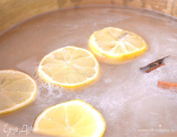 Варим сироп. Высыпаем сахар в посуду, добавляем воду и начинаем нагревать. Когда сахар раствориться, добавляем корицу (не очень много, а то аромат будет слишком сильный), нарезанный кружками лимон. Очень важно освободить лимон от косточек, они могут горчить. И начинаем нагревать до кипения. Кипятим минут 15.