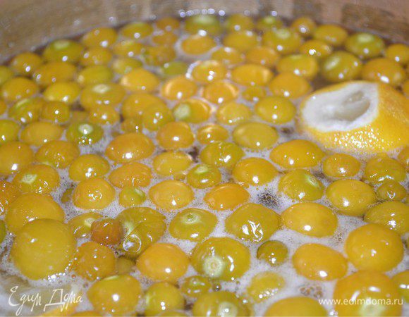 После того как оно остыло (я продолжаю его варить на следующий день) мы снова доводим его до кипения и варим минут 20. Можно его варить таким образом 3 дня. Каждый день по 20 минут. Чем больше раз вы кипятите варенье, тем гуще оно становится. 