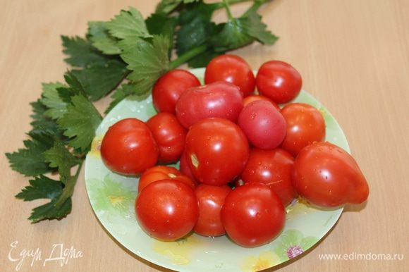 Некрупные помидоры наколоть зубочисткой у плодоножки.