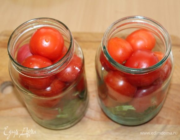 И уложить помидоры в банки, сильно не утрамбовывая.