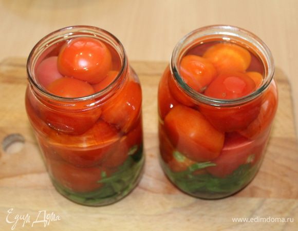 Залить помидоры под самое горлышко кипятком и оставить на 5 минут.
Затем слить воду и залить кипятком еще раз. Оставить на 2 минуты, слить воду.