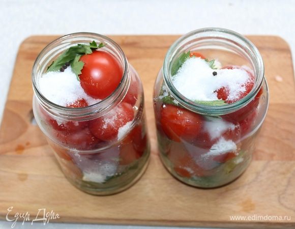 В каждую банку всыпать соль, сахар, 6% уксус. Добавить душистый перец и залить кипятком.