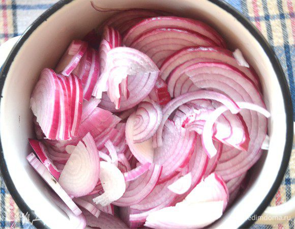 Очистить лук, промыть. Нарезать тонко полукольцами.