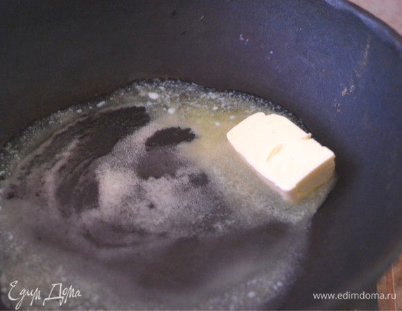 В тяжелой сковороде с толстым дном (у меня чугунная) растопить сливочное масло.  