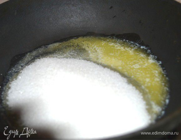 Затем всыпать сахарный песок.