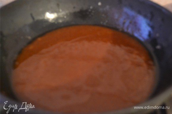 Помешивая на медленном огне растопить сахар в масле и приготовить карамель.