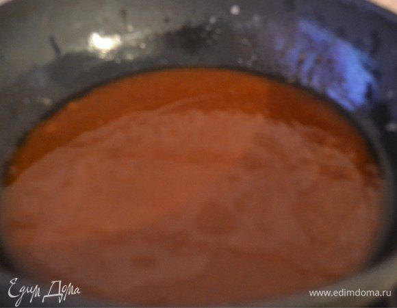 Помешивая на медленном огне растопить сахар в масле и приготовить карамель.