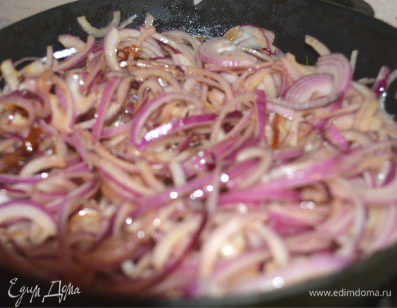 В карамель выложить наш лук и все хорошо перемешать.