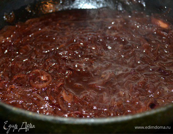 Затем добавляем винный уксус, вино и смородину. Все хорошо перемешиваем, и оставляем на медленном огне еще на 45 минут, помешивая, но уже без крышки. Затем остужаем и раскладываем по чистым банкам. Из этого количества продуктов у меня получилось 500 мл соуса. 