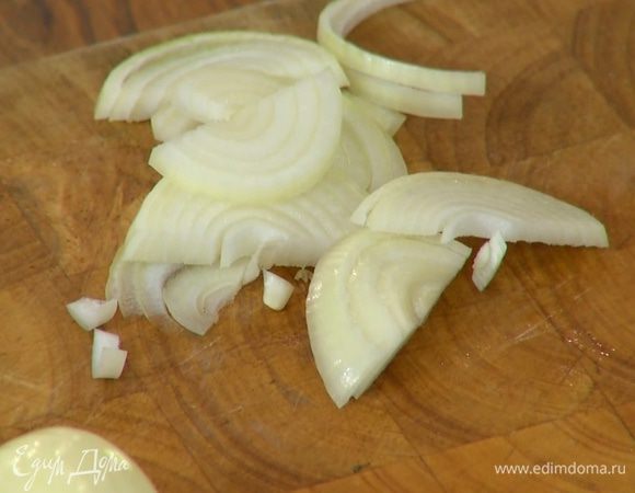 Лук почистить и нарезать полукольцами.