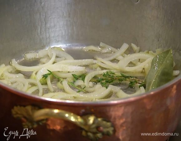 Разогреть в тяжелой кастрюле 1–2 ст. ложки оливкового масла, выложить лук, чеснок, лавровый лист, половину веточек тимьяна и все обжарить.