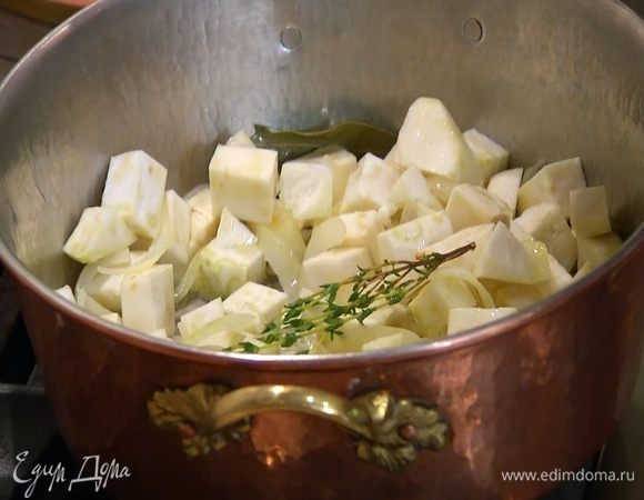 Добавить нарезанный сельдерей, перемешать, накрыть кастрюлю крышкой и готовить, периодически помешивая.