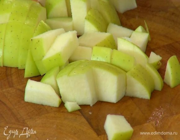 Яблоко, удалив сердцевину, нарезать небольшими кубиками.