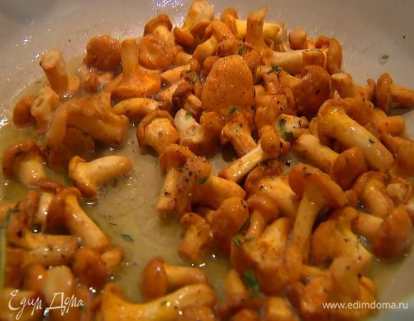 Разогреть в сковороде сливочное и оставшееся оливковое масло, выложить лисички, посолить, поперчить, посыпать листьями тимьяна с 3–5 веточек.