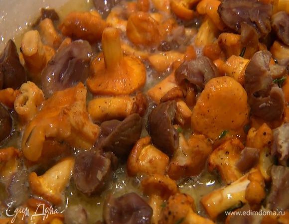 Добавить в сковороду каштаны (крупные разломить пополам, чтобы были такого же размера, как грибы) и обжаривать все до готовности лисичек.