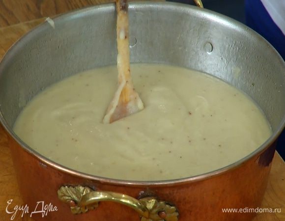 Готовый суп посолить, поперчить, удалить веточки тимьяна и лавровый лист. Поместить овощи с частью бульона в блендер, добавить горчицу и взбить все в гладкое пюре, доливая по мере необходимости оставшийся бульон.