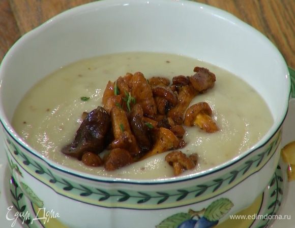 Разлить суп в тарелки, добавить по 1–2 ст. ложки обжаренных лисичек с каштанами, посыпать оставшимися листьями тимьяна.