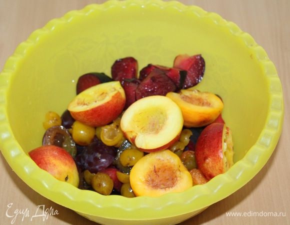 Разрежьте сливы, достаньте косточки и снимите обязательно шкурку (я это упустила, потом пришлось по ходу их убирать).

Тоже самое проделайте с нектаринами, порежьте на кусочки.