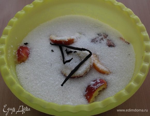 Засыпьте фрукты сахаром. Стручок ванили разрежьте вдоль, достаньте семена и добавьте вместе со стручком к фруктам. 