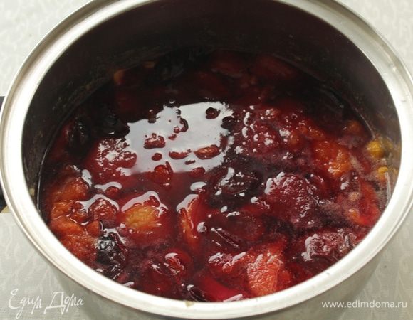 Фруктовую смесью поставьте на умеренный огонь и, помешивая, доведите до кипения и растворения сахара. Снимите с плиты, накройте крышкой и оставьте на 12 часов (на ночь).