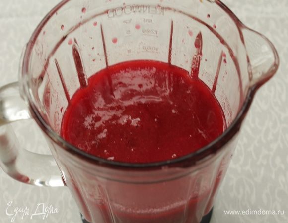 Утром достаньте стручок ванили и пюрируйте смесь. 

Для длительного хранения вновь доведите варенье до кипения и разлейте по стерилизованным банкам.