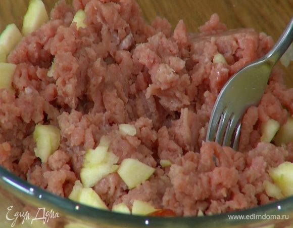Яблочную мякоть, удалив косточки, мелко порубить и перемешать с фаршем.