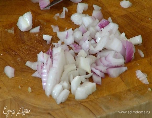 Лук почистить и мелко порезать.