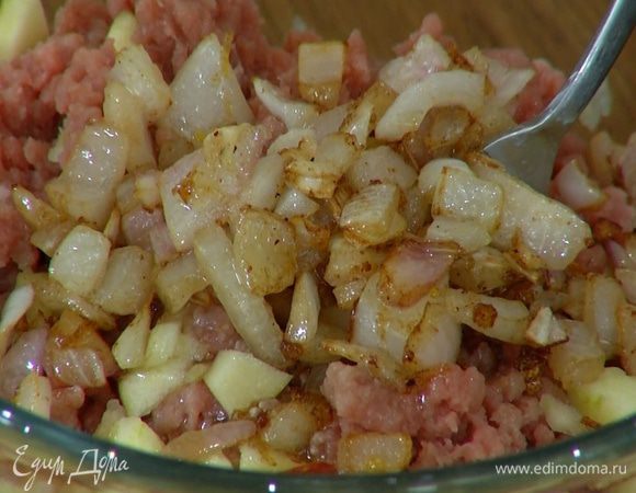 К фаршу добавить обжаренный лук, хлебные крошки, посолить, поперчить и перемешать.