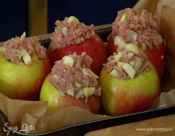 Небольшую форму выстелить бумагой для выпечки. Поместить в нее яблоки так, чтобы они стояли как можно плотнее друг к другу, и отправить в разогретую духовку на 25 минут.